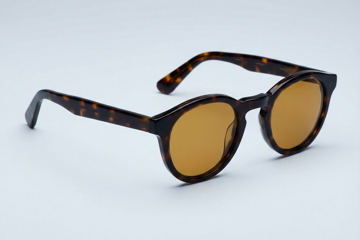 TINT Zwei Uhr three-quarter view