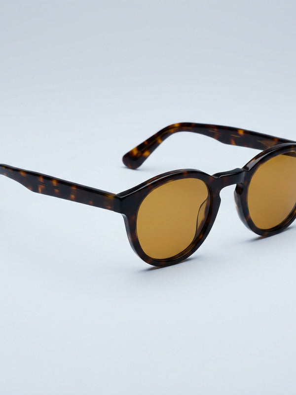 TINT Zwei Uhr three-quarter view