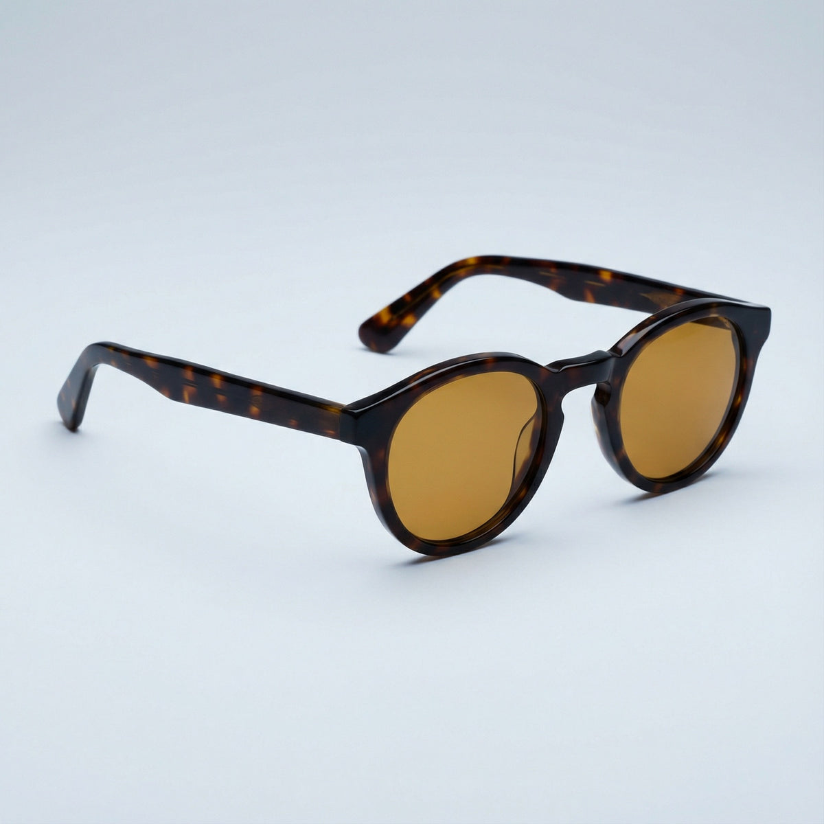 TINT Zwei Uhr three-quarter view